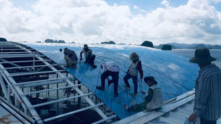 Tấm Lấy Sáng Cách Nhiệt: Giải Pháp Tối Ưu Cho Không Gian Sống Thoáng Đãng & Tiết Kiệm Năng Lượng Lắp đặt tấm lấy sáng cách nhiệt polycarbonate