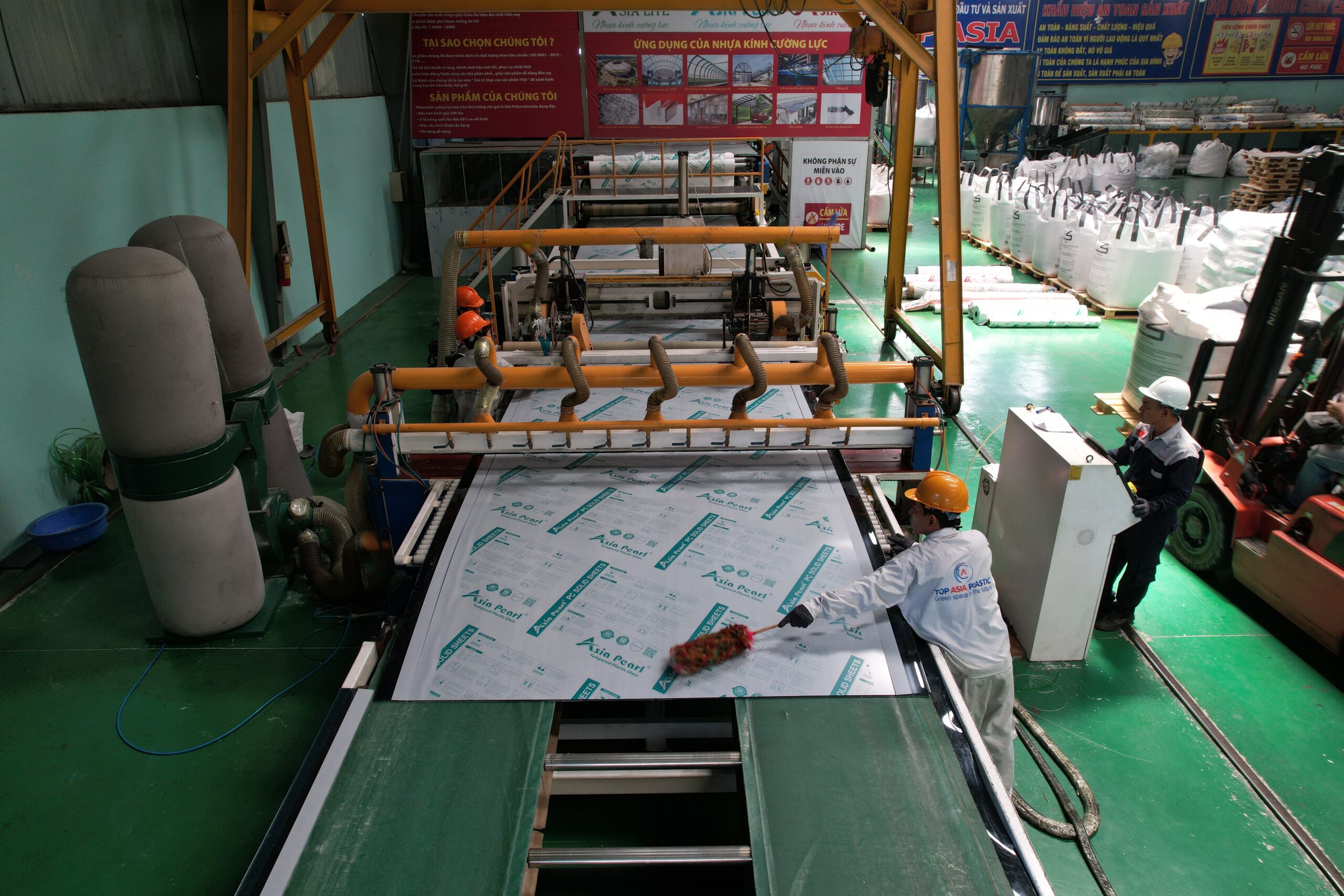 Tấm Nhựa Lấy Sáng Polycarbonate: Ưu Điểm, Ứng Dụng và Mua Ở Đâu 2024? Top Asia sản xuất tấm nhựa lấy sáng đặc ruột chất lượng cao