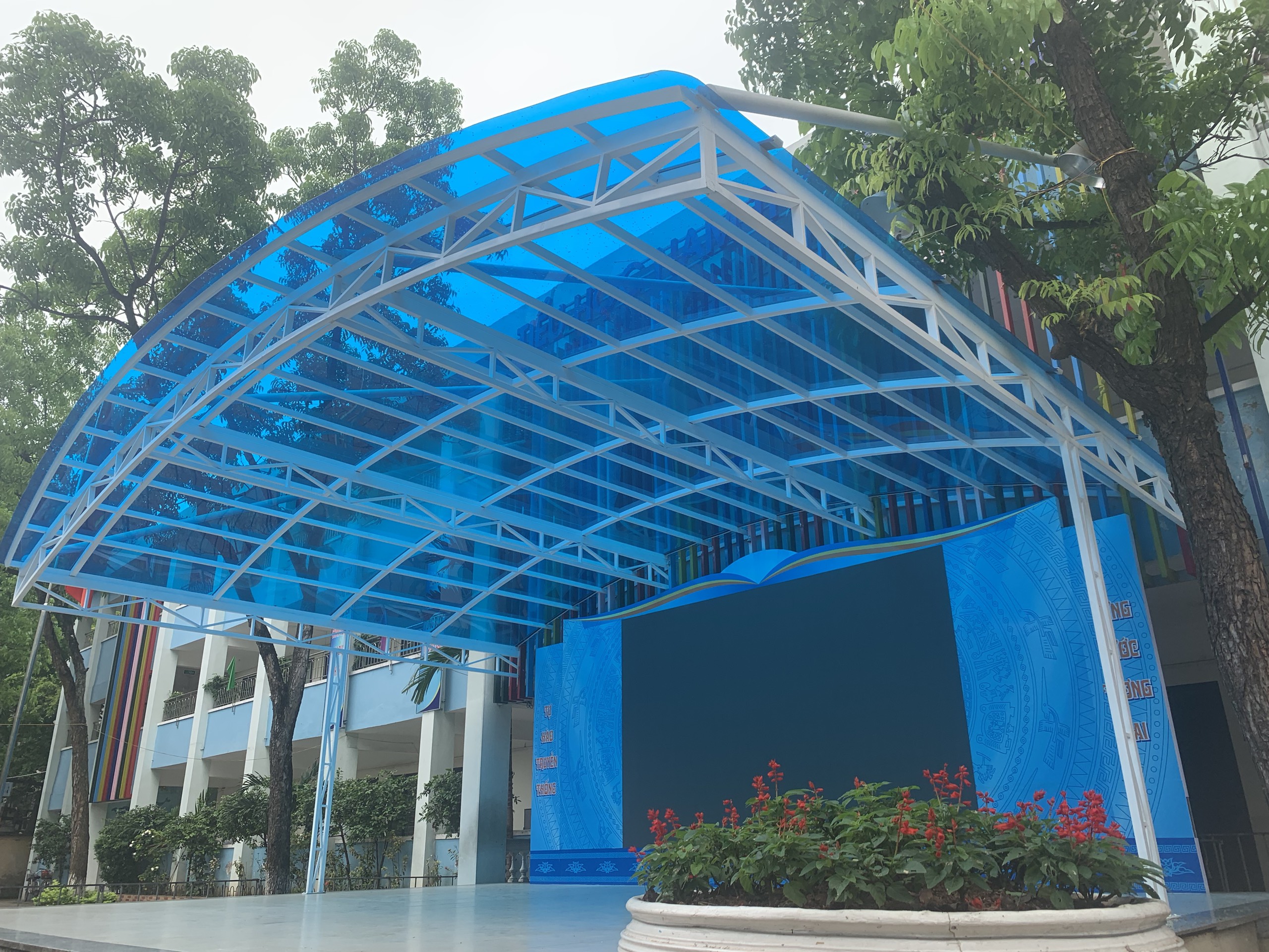 Tấm lợp Polycarbonate Top Asia: Giải pháp thay thế hoàn hảo cho ngói và tôn truyền thống Tấm polycarbonate làm mái hiên, mái sảnh