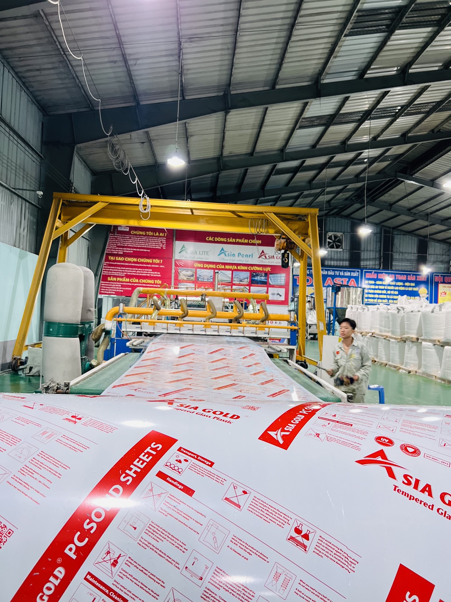 NHỰA KÍNH CƯỜNG LỰC: GIẢI PHÁP VẬT LIỆU HIỆU QUẢ LÀM CỬA – VÁCH NGĂN CƠ ĐỘNG CHO CÁC CÔNG TRÌNH Top Asia sản xuất tấm nhựa poly Asia Gold