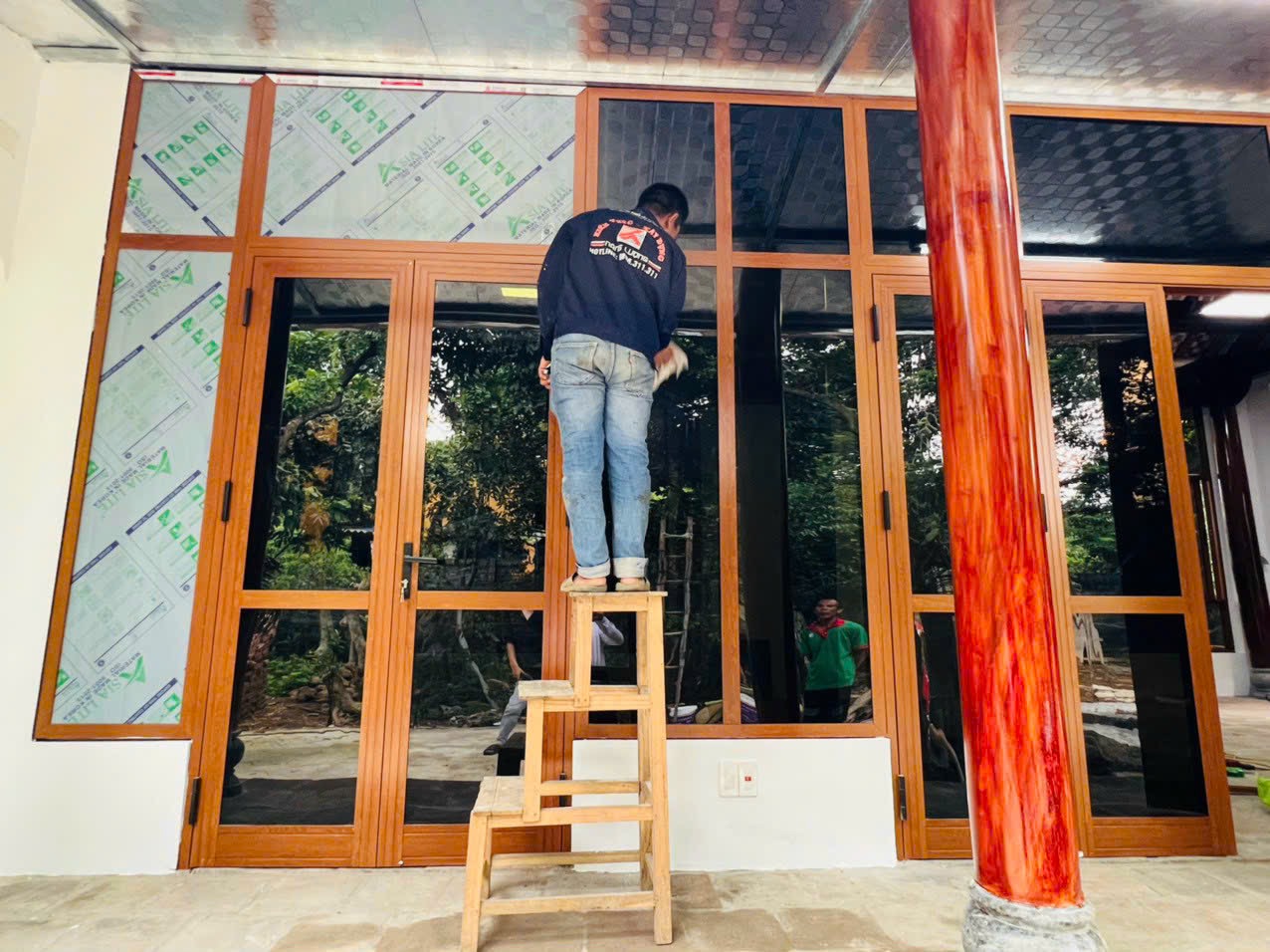 Tấm Nhựa Polycarbonate Đặc Ruột – Vật Liệu Lý Tưởng Cho Các Dự Án Xây Dựng 2024 Tấm nhựa kính polycarbonate cường lực được sử dụng làm cửa ra vào