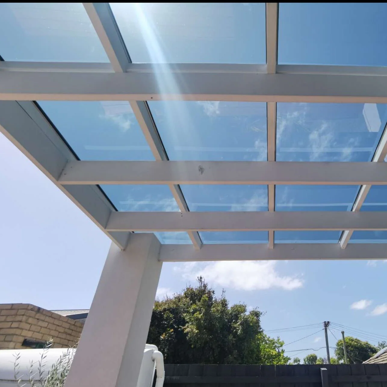Ứng dụng đa dạng của tấm Polycarbonate đặc ruột 4mm trong ngành xây dựng và nhiều lĩnh vực khác Mái che sân thượng bằng tấm polycarbonate đặc ruột