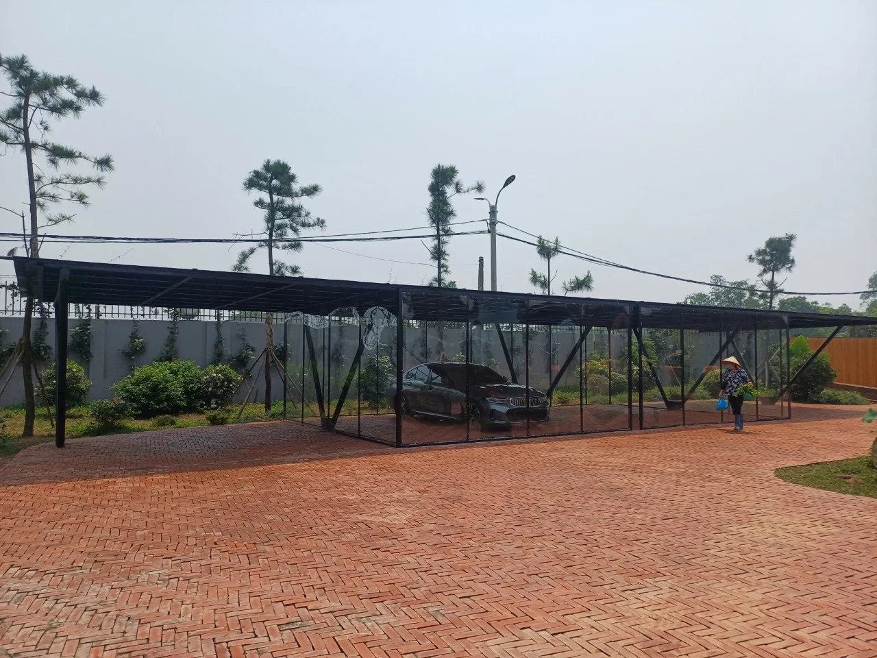 Tấm lợp Polycarbonate: Lựa chọn hoàn hảo cho mái che nhà để xe hiện đại 2024 Tấm lợp polycarbonate làm mái và vách của nhà để xe hiện đại