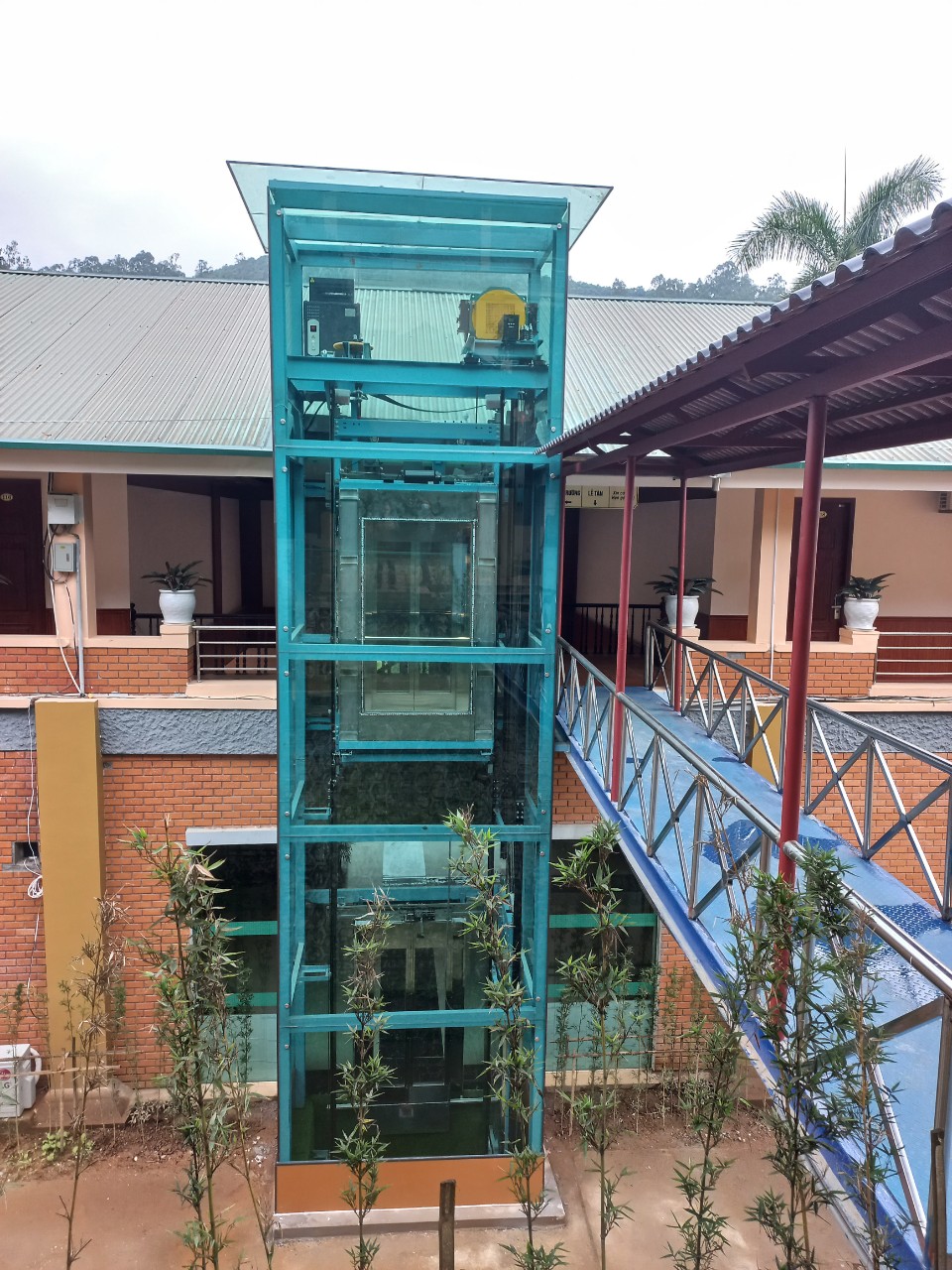 Thang máy nhựa cường lực: Giải pháp hiện đại nâng tầm không gian sống 2024 Thang máy nhựa polycarbonate cường lực