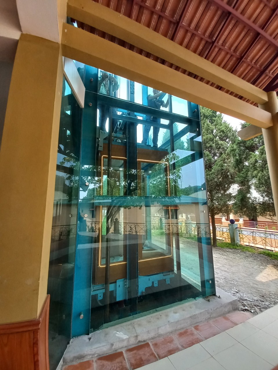 Thang máy nhựa cường lực: Giải pháp hiện đại nâng tầm không gian sống 2024 Thang máy nhựa kính cường lực - Giải pháp tối ưu cho thang máy hiện đại