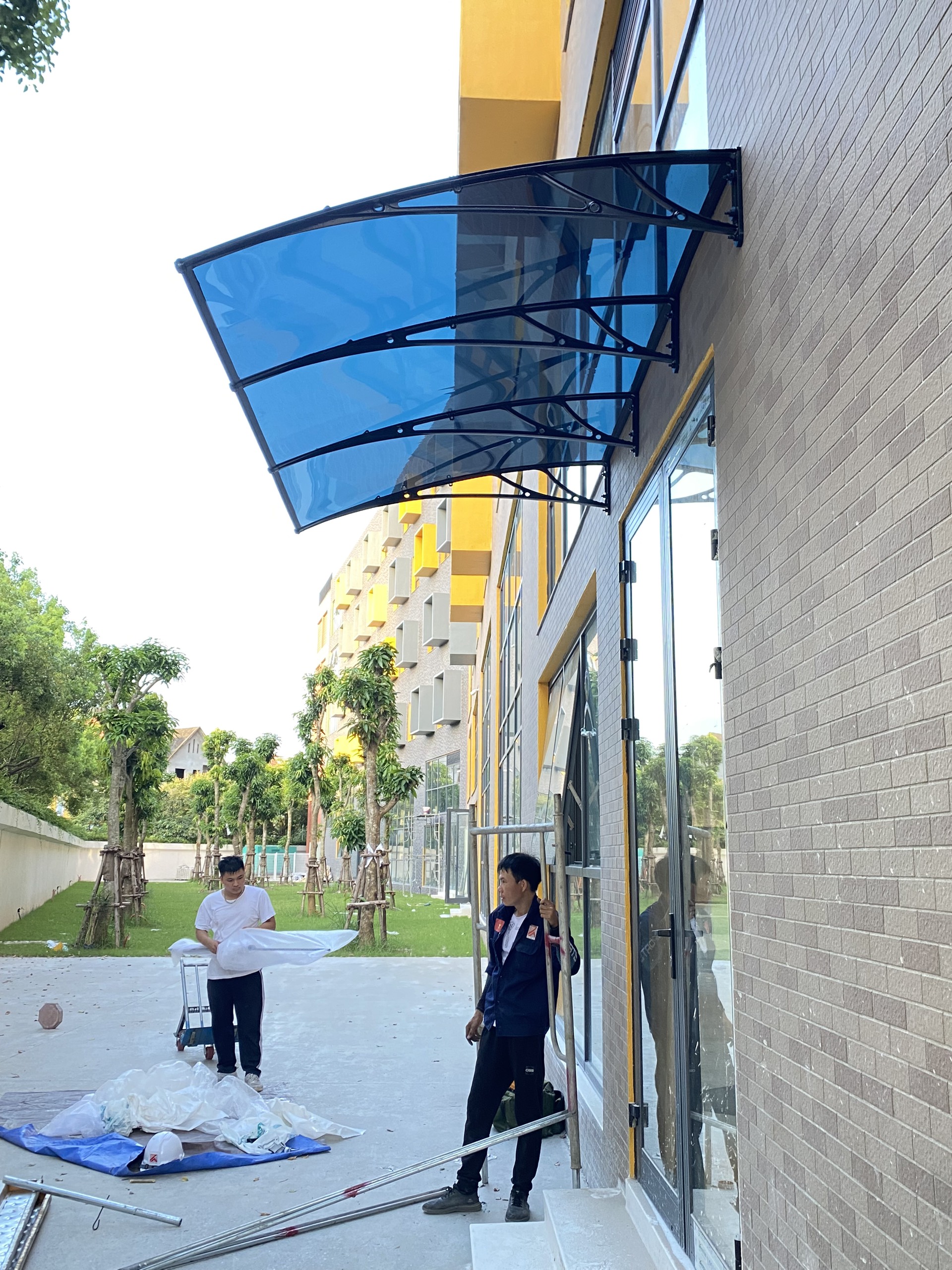 Tấm lợp Polycarbonate: Lựa chọn hoàn hảo cho mái che nhà để xe hiện đại 2024 Tấm lợp polycarbonate dễ dàng thi công và bảo trì