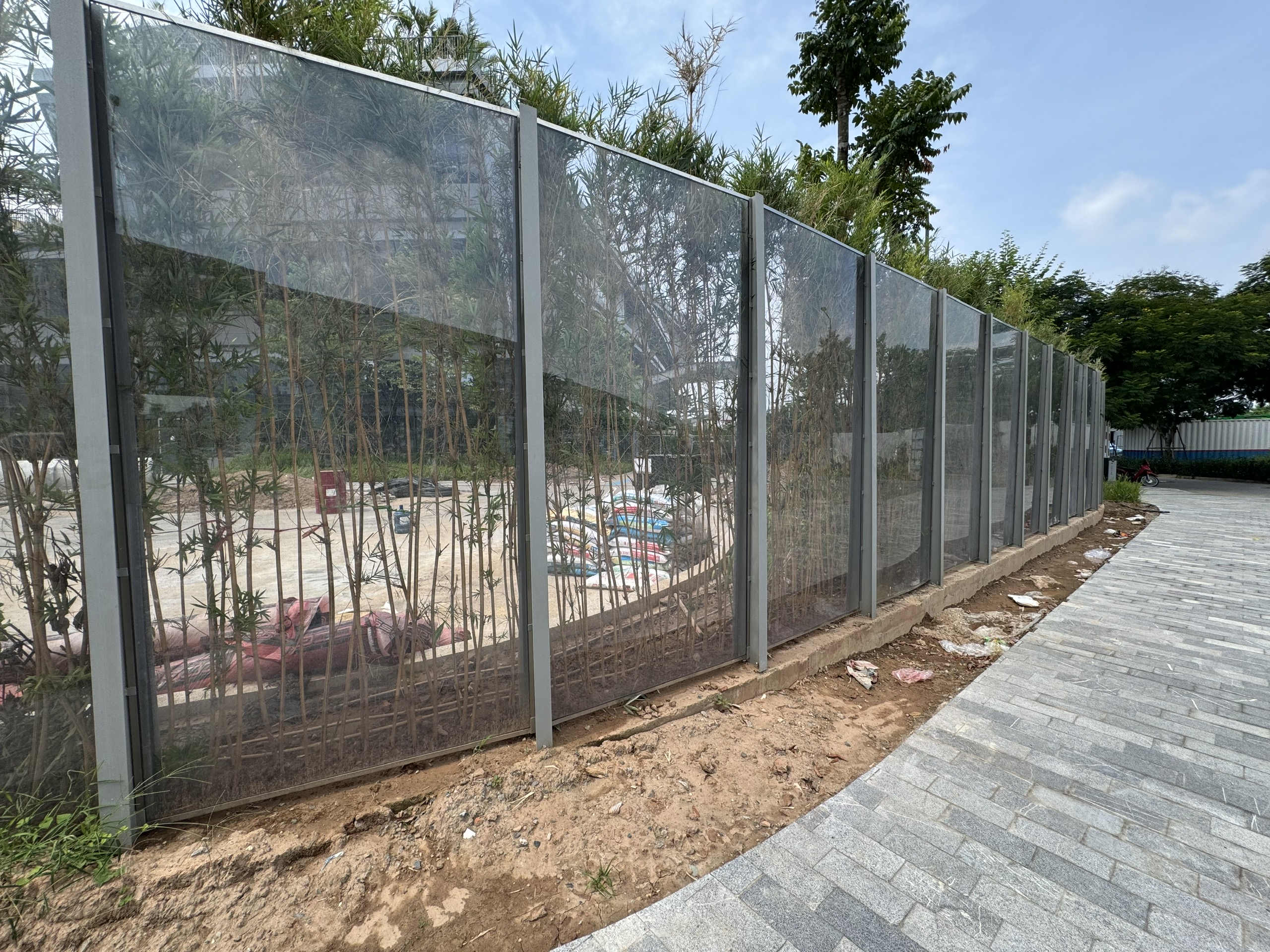 Tấm nhựa kính poly cường lực : Giải Pháp Hàng Rào Cách Âm Vượt Trội Cho Không Gian Sống 2024Hiện Đại Tấm nhựa kính poly cường lực làm hàng rào cách âm