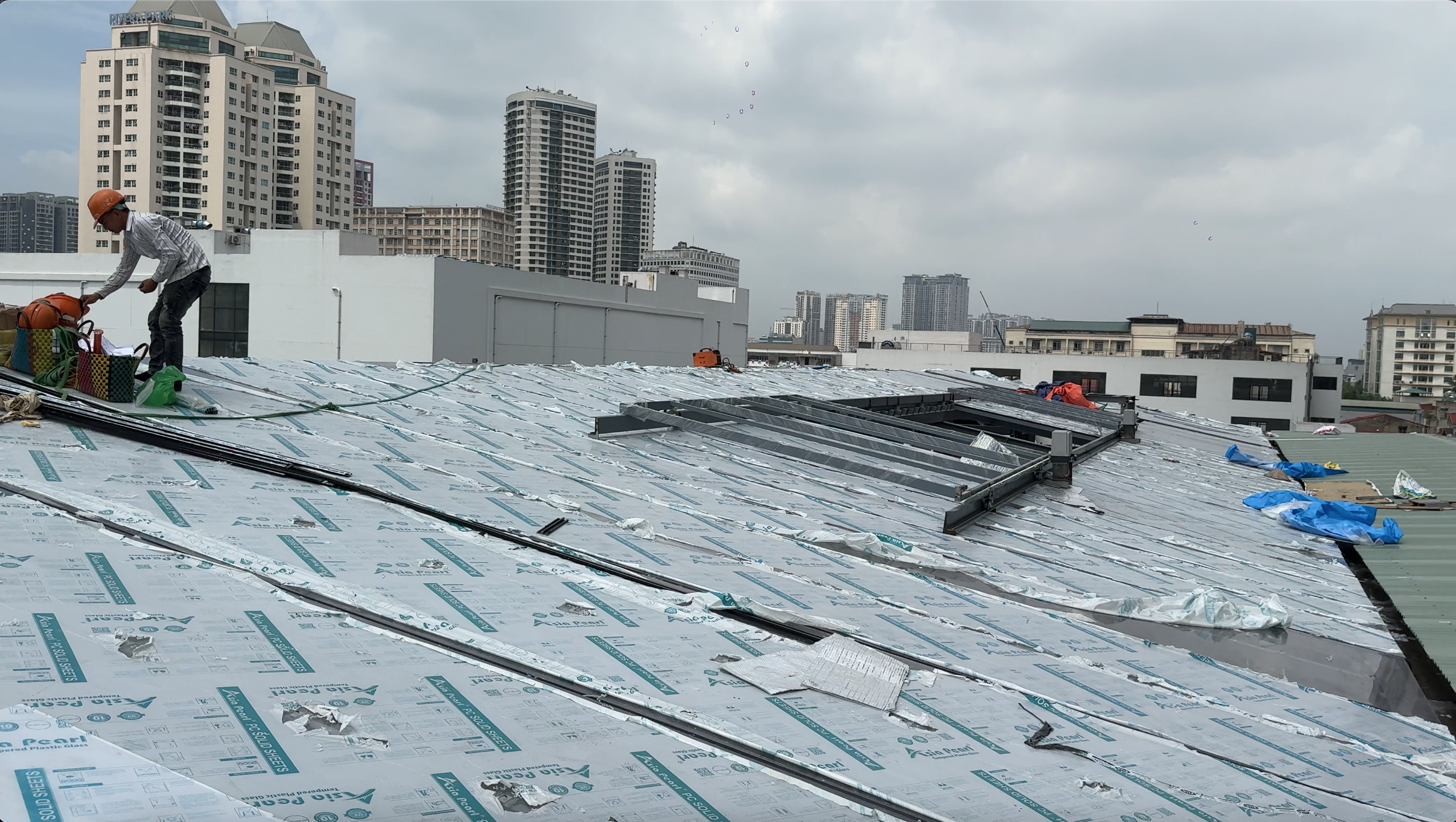 Tấm Nhựa Cường Lực Polycarbonate 10mm Asia Pearl : Lựa Chọn Hoàn Hảo Cho Trường THCS Nguyễn Bỉnh Khiêm - Rubik Phần mái bằng nhựa cường lực 10mm Asia Pearl đang được hoàn thiện
