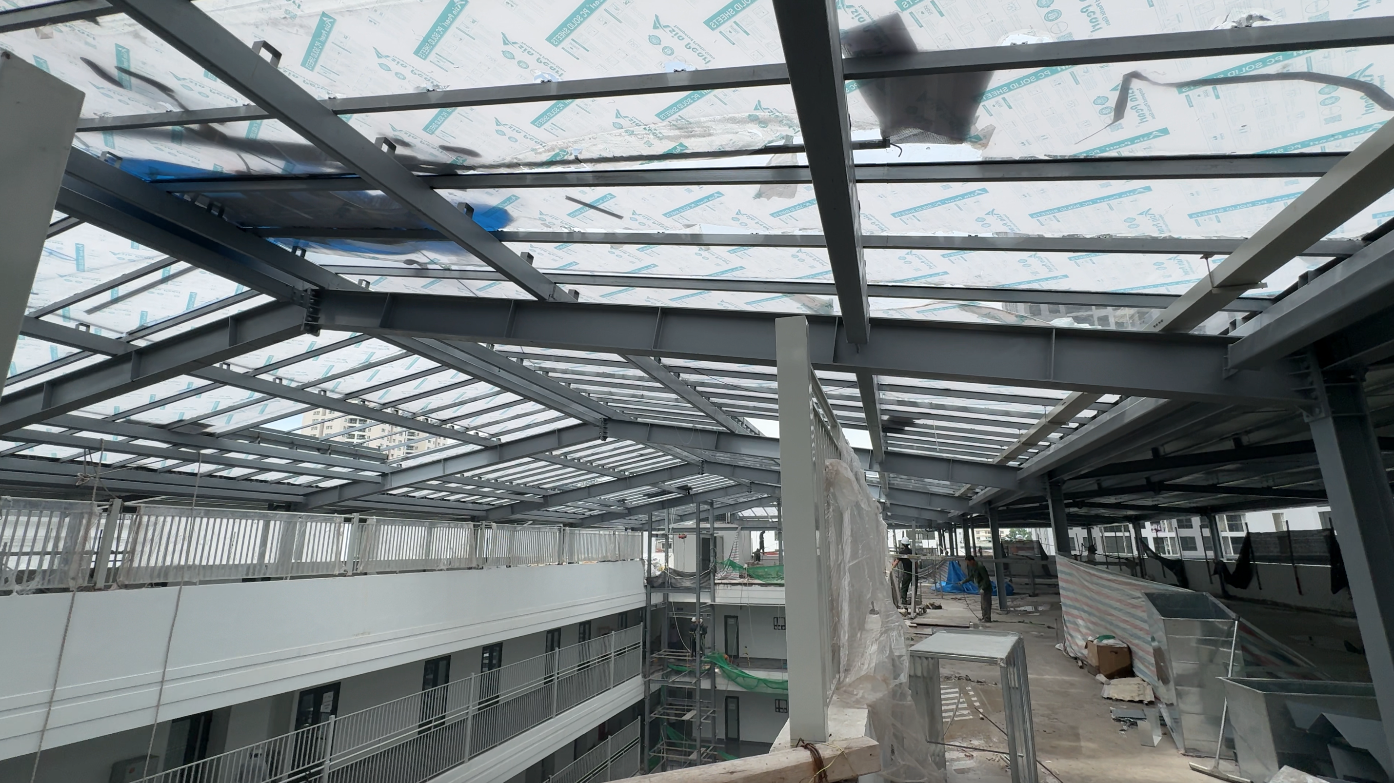 Tấm Nhựa Cường Lực Polycarbonate 10mm Asia Pearl : Lựa Chọn Hoàn Hảo Cho Trường THCS Nguyễn Bỉnh Khiêm - Rubik Phần mái bằng nhựa cường lực 10mm Asia Pearl đang được hoàn thiện