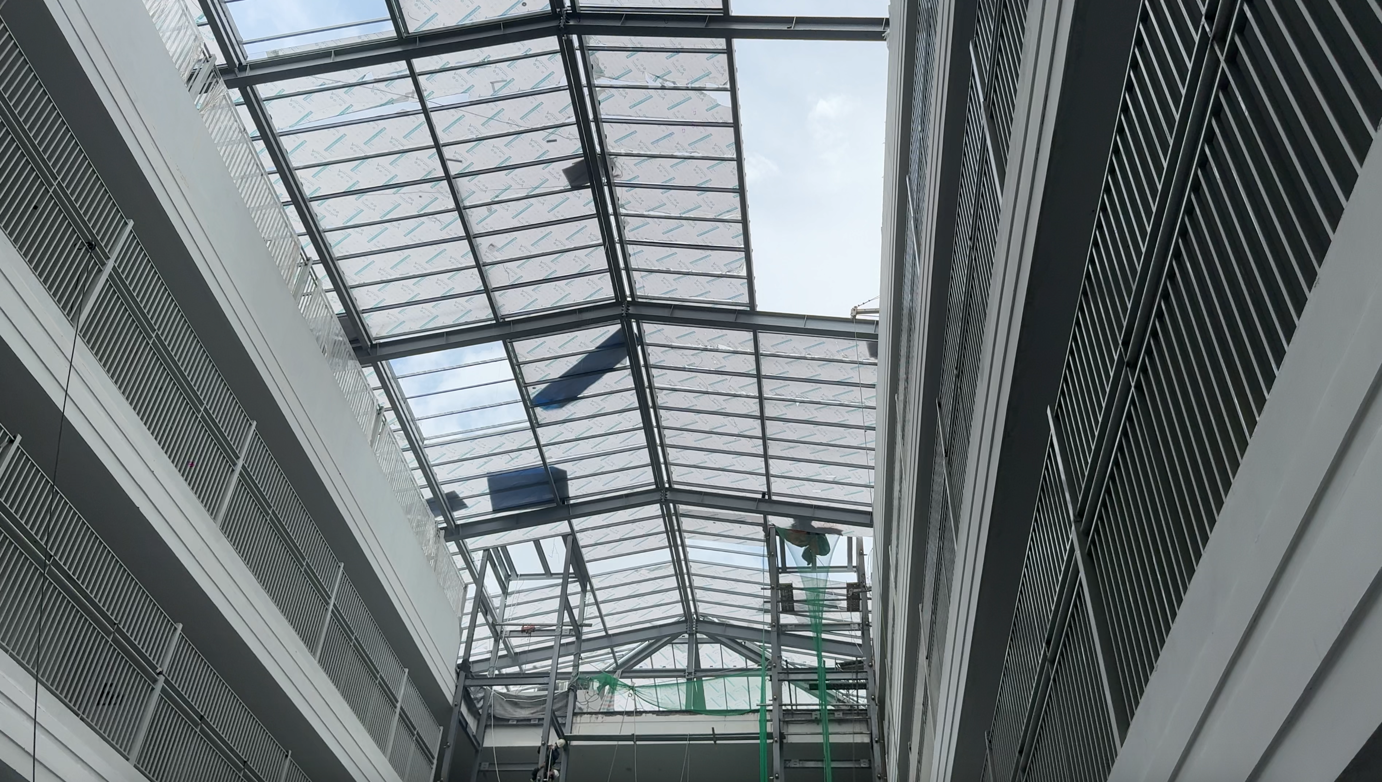 Tấm Nhựa Cường Lực Polycarbonate 10mm Asia Pearl : Lựa Chọn Hoàn Hảo Cho Trường THCS Nguyễn Bỉnh Khiêm - Rubik Góc nhìn từ phía dưới