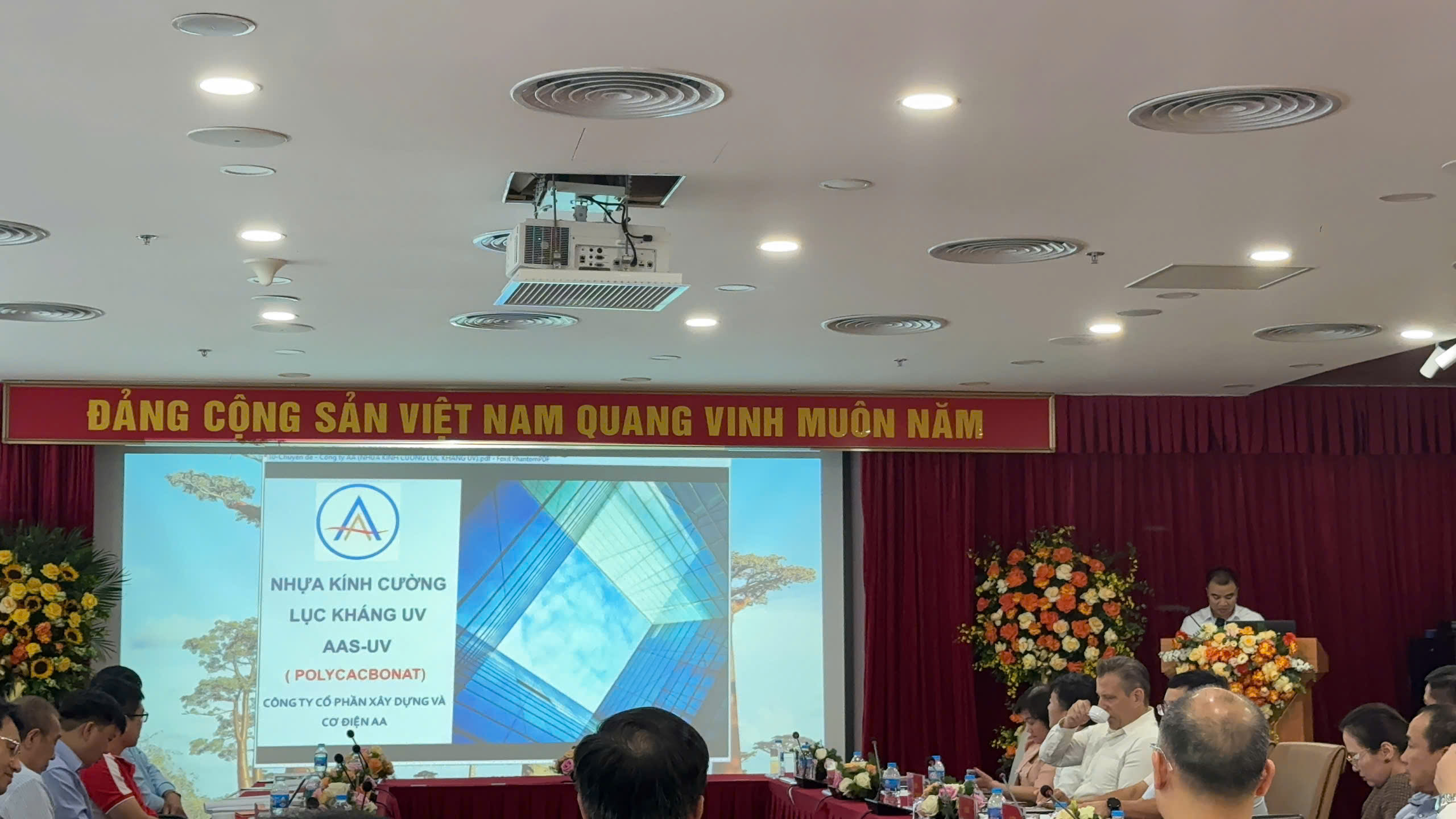 Top Asia và AA ra mắt thành công sản phẩm Nhựa Kính Cường Lực Polycarbonante AAS-UV đột phá tại sự kiện Giới thiệu và trưng bày vật liệu mới tại Sở Xây Dựng Hà Nội 2024 Đại diện Top Asia - AA trình bày báo cáo về Nhựa kính cường lực AAS-UV tại lãnh đạo sở xây dựng Hà Nội