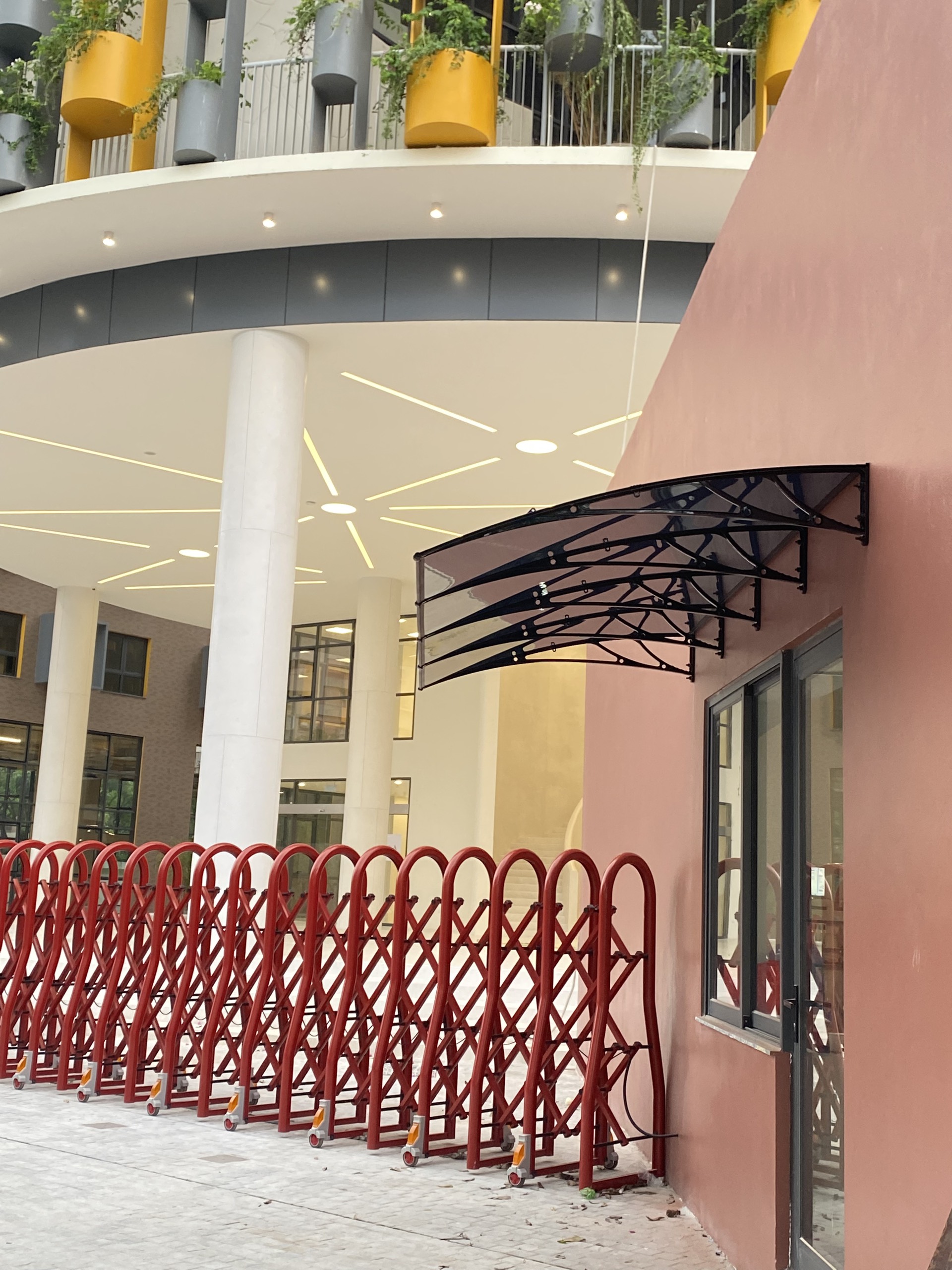 Đánh Giá Toàn Diện Chất Lượng Nhựa Kính Polycarbonate Cường Lực Asia Lite, Asia Pearl Sau Bão Yagi 2024 : Sự Lựa Chọn Vượt Trội Cho Công Trình Bền Vững Các khu vực mái che Canopy tại trường Liên Cấp Marie Curie Long Biên an toàn sau bão