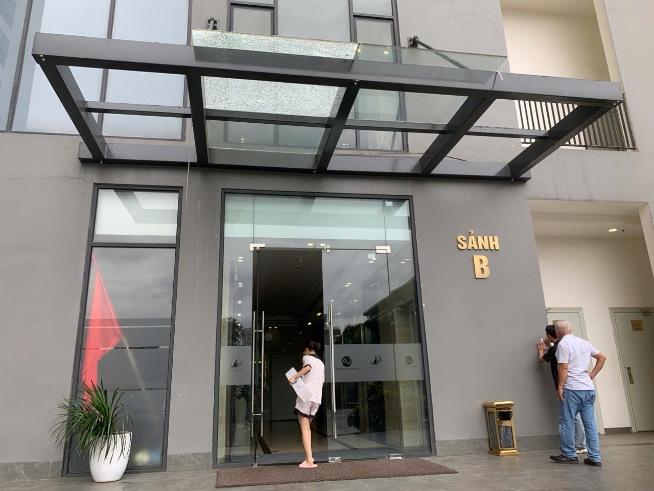 Bão Yagi và Tổn Thất Nặng Nề Cho Công Trình Kính: Đã Đến Lúc Chuyển Sang Nhựa Kính Cường Lực? Mái che kính vỡ vụn sau bão Yagi