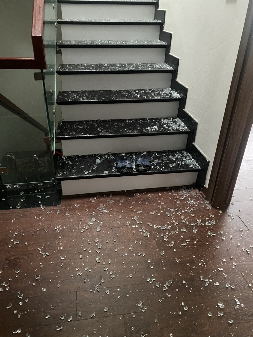 Giếng trời kính bị vỡ vụn gây nguy hiểm cho người sử dụng