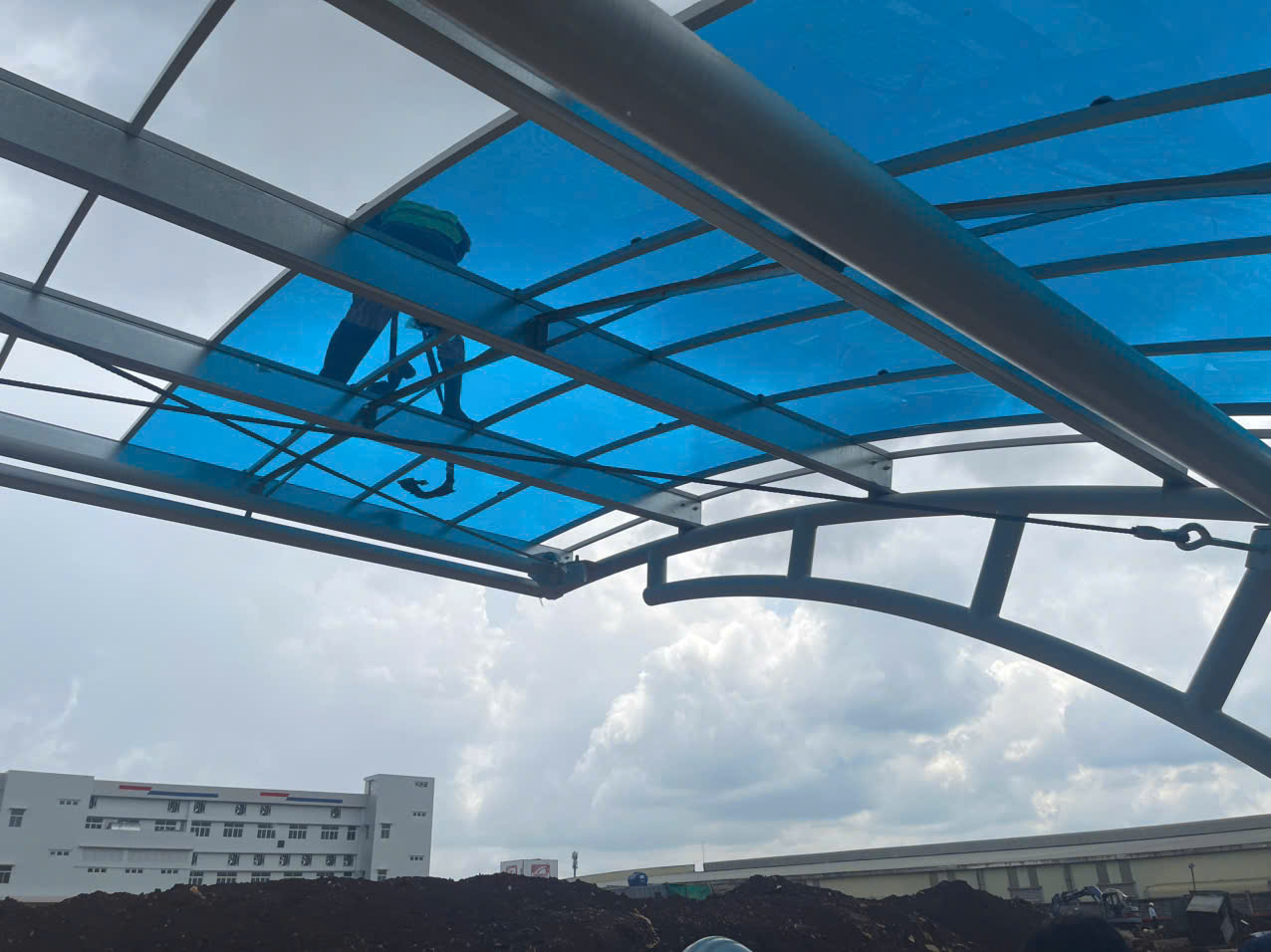 Thi công mái nhựa polycarbonate