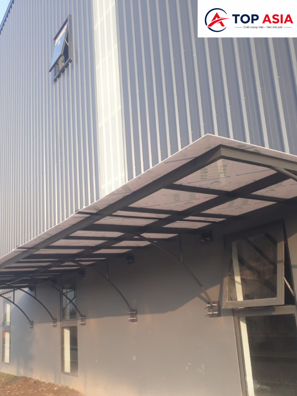 Tấm Polycarbonate Đặc Ruột 6mm: Giải Pháp Vật Liệu Vững Chắc Cho Công Trình Lớn