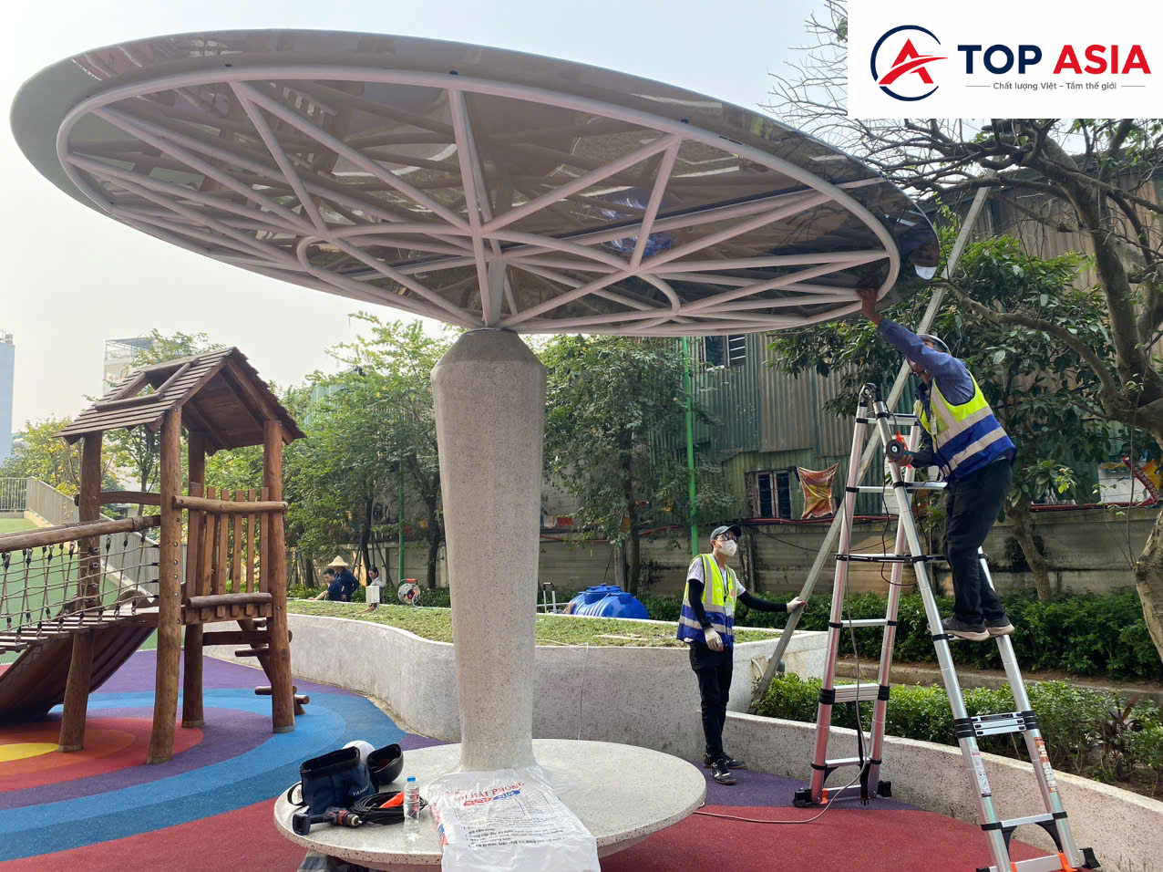 Tấm Polycarbonate Đặc Ruột 1-2mm: Giải Pháp Vật Liệu Mỏng Nhẹ & Linh Hoạt