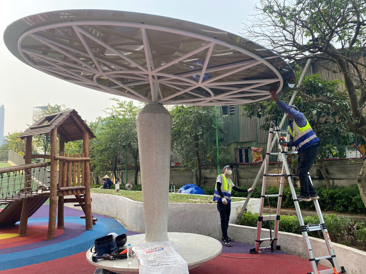 Tấm Poly Màu Nâu Trà: Bí Quyết Chọn Vật Liệu Cho Không Gian Hiện Đại